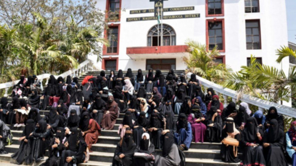 Студентки в хиджабах сидят на шаги в знак протеста против школьного запрета на ношение хиджаба