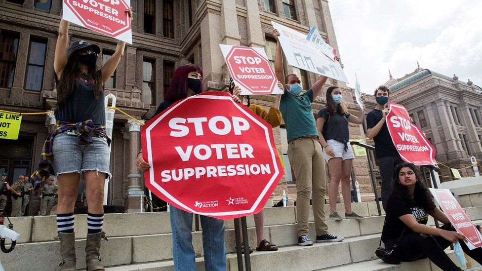 Активисты за права голоса собираются во время акции протеста против законодателей Техаса, которые продвигают множество новых ограничений на голосование, в Остине, штат Техас, США, 8 мая 2021 года.