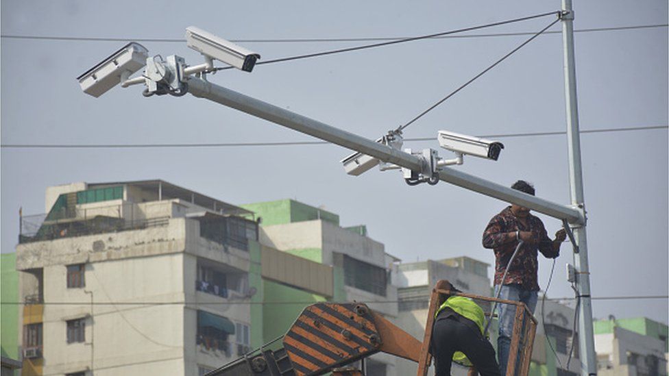 Камеры видеонаблюдения устанавливаются в Газипуре (граница Дели и UP) во время продолжающейся акции протеста против новых законов о сельском хозяйстве, 11 марта 2021 г. в Газиабаде, Индия