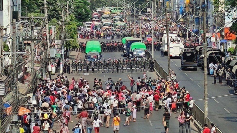 Демонстрация протеста против военного переворота в Янгоне, Мьянма