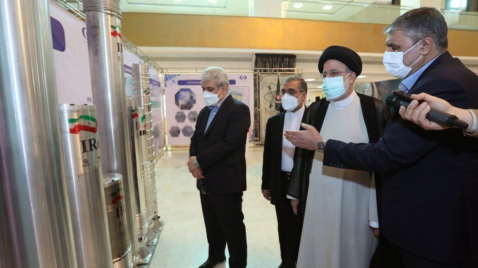 Архивное фото, на котором президенту Ирана Эбрагиму Раиси демонстрируют центрифуги для обогащения урана на конференции в Тегеране, посвященной Национальному дню ядерных технологий (9 апреля 2022 г.)