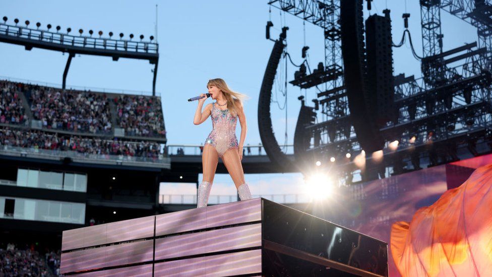 Тейлор Свифт выступает на сцене во время тура The Eras Tour на стадионе Gillette 19 мая 2023 года в Фоксборо, Массачусетс.