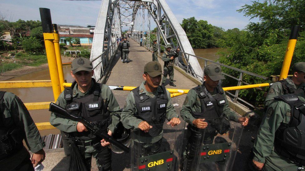 Members of the National Venezuelan Guard (GNB) stand guard at the border between Venezuela and Colombia at international bridge Union that remains closed in La Fria, Venezuela, 21 August 2015.