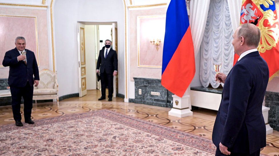 Президент России Владимир Путин (справа спереди) и премьер-министр Венгрии Виктор Орбан (слева на заднем плане) проводят встречу в Кремле в Москве