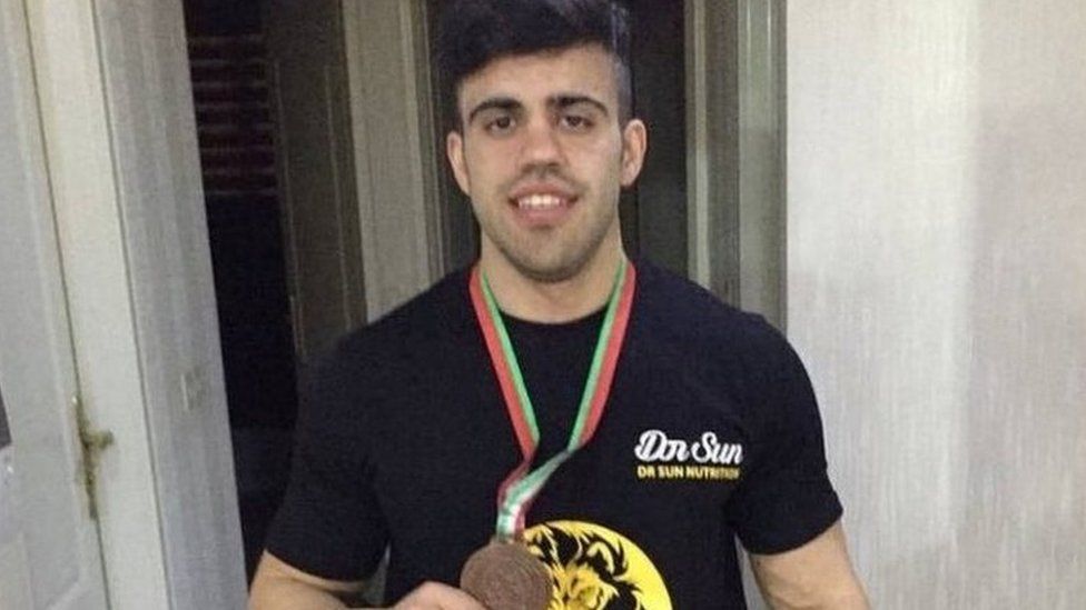 Sahand Noormohammadzadeh posiada medal, który zdobył w kulturystyce