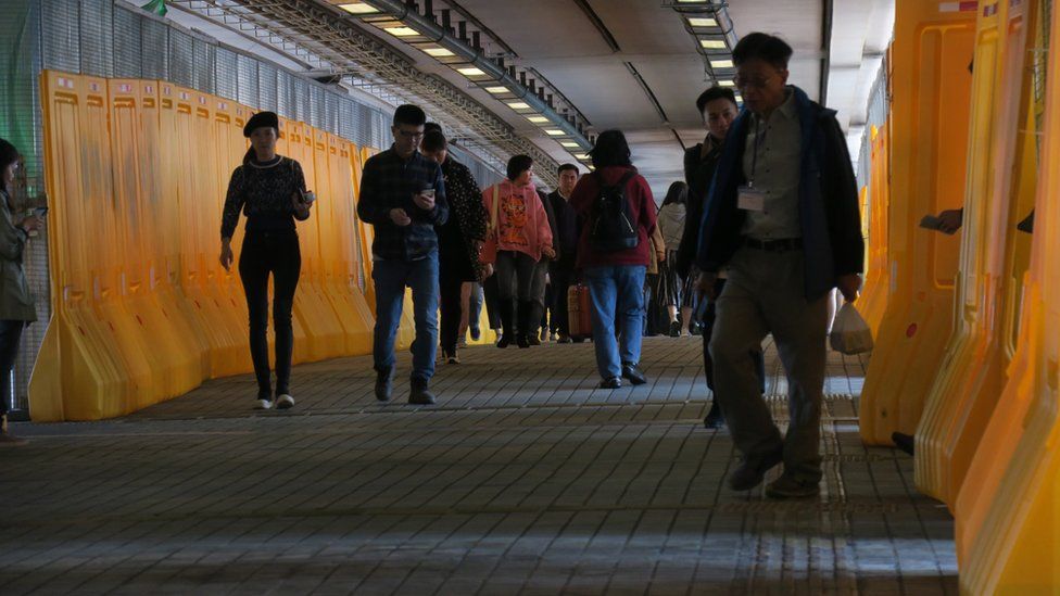 香港理工大学南侧横跨红磡海底隧道收费站的人行桥(3/1/2020)