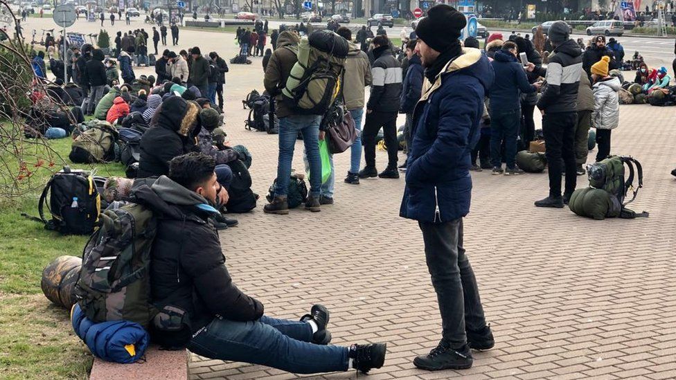 Группа мигрантов собралась в центре Минска
