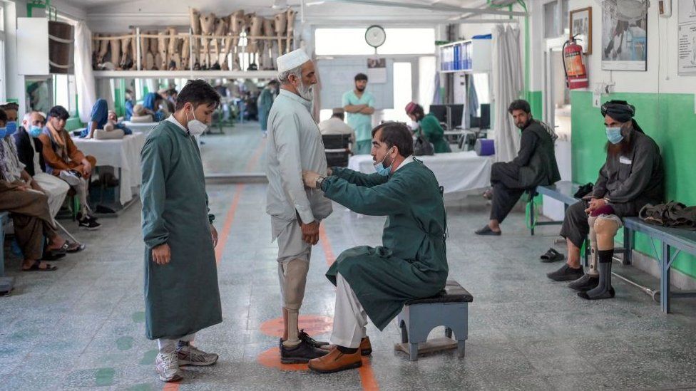 Реабилитационный центр Международного комитета Красного Креста в Кабуле оказывает медицинскую помощь