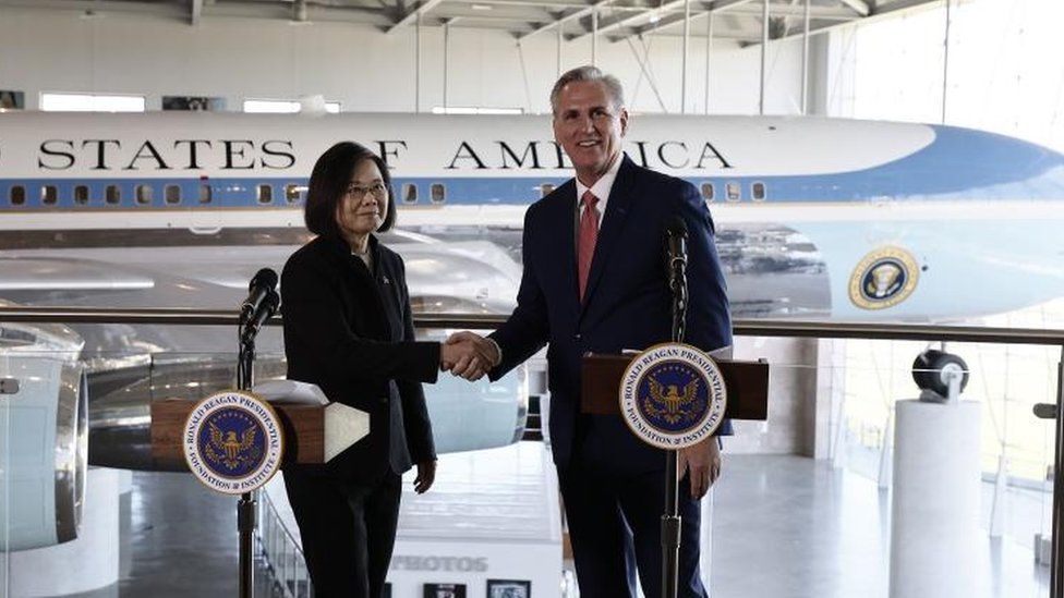 Taiwan's President Tsai Ing-wen (left) and US House Speaker Kevin McCarthy