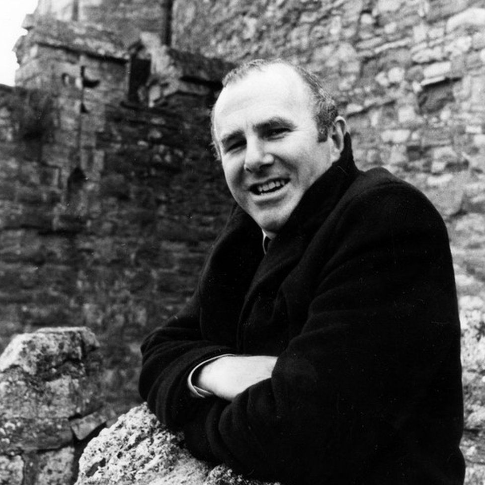 Clive James presenting a BBC perspective on Shakespeare in 1980