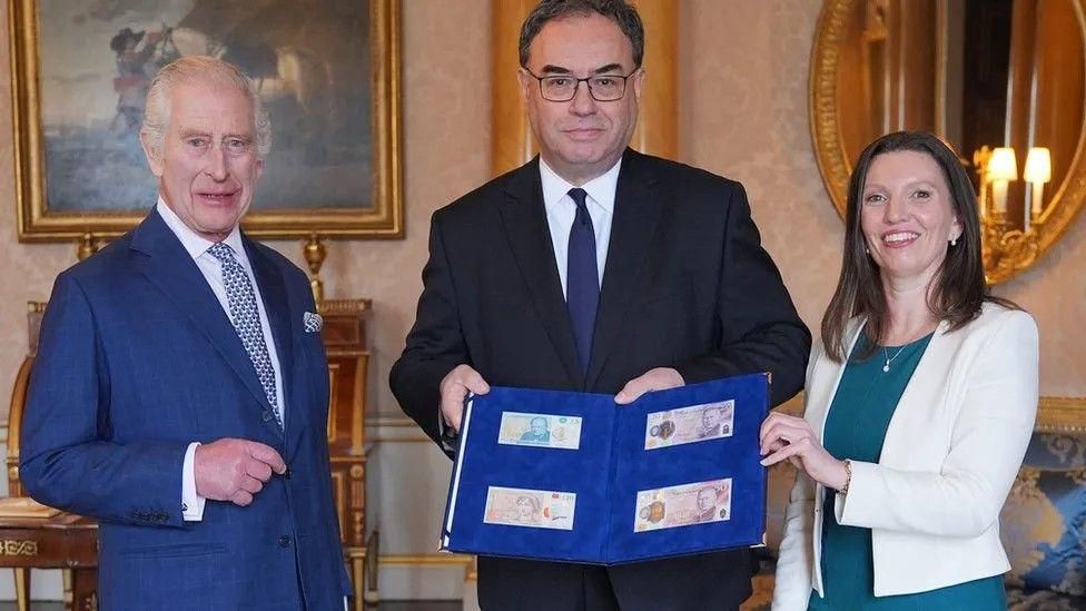The first of the new notes were presented to the King by the Bank of England governor Andrew Bailey and chief cashier Sarah John