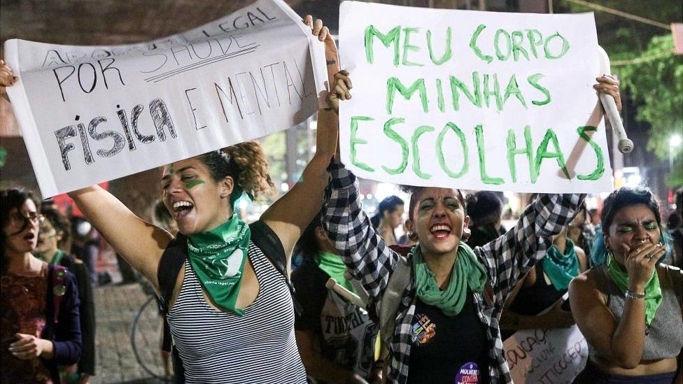 Демонстранты в поддержку выбора на митинге в Сан-Паулу, Бразилия