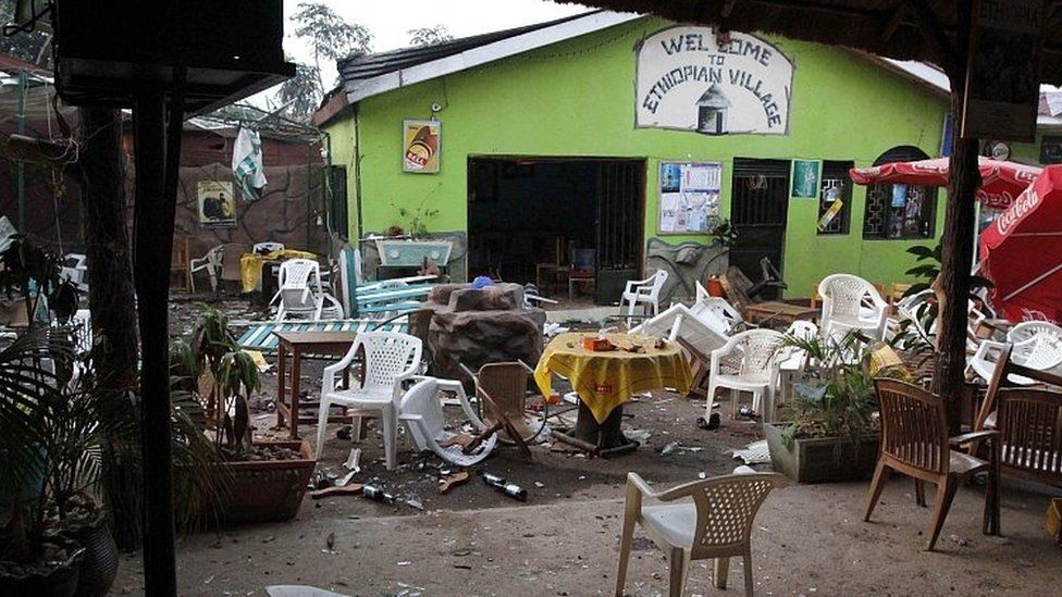 Сцена в ресторане «Эфиопская деревня» в Кампале утром после взрыва