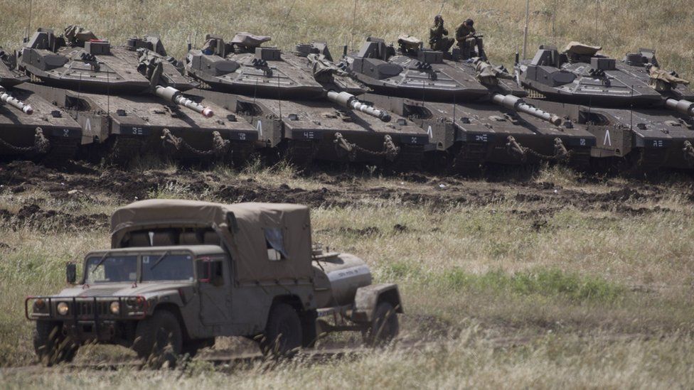 Israeli Merkava tanks deployed near the Israeli-Syrian frontier in the Israeli-occupied Golan Heights (10 May 2018)