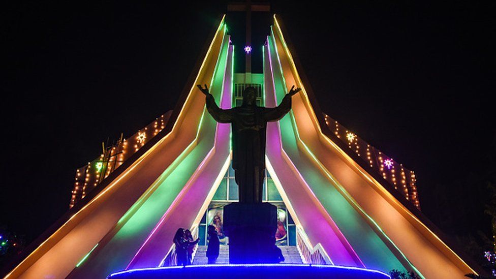 Вид на украшенную и освещенную церковь по случаю приближающегося Рождества 23 декабря 2021 года в Гувахати, Ассам