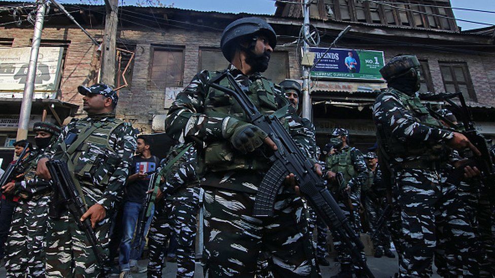 Индийские военизированные формирования возле места нападения в Сринагаре, Кашмир, 4 апреля 2022 г.