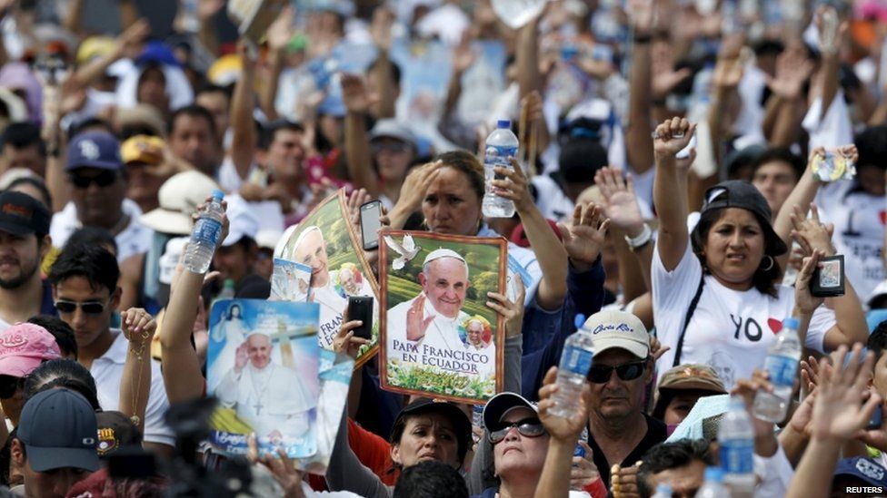 The crowd react as Pope Francis (not pictured) gives his blessing after a mass celebrated at Parque Samanes in Guayaquil, Ecuador (06 July 2015)