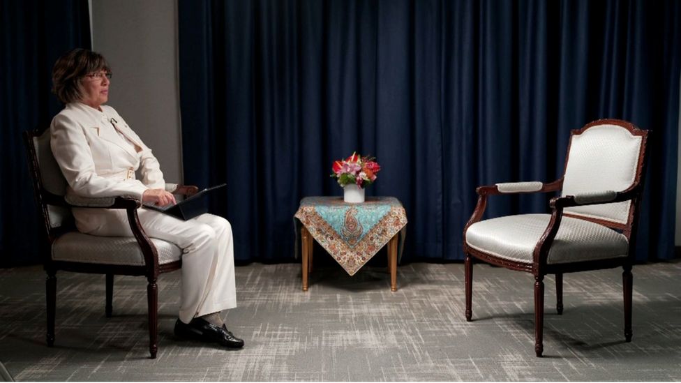 CNN 记者 Christiane Amanpour 坐在空椅子对面，据说伊朗总统 Ebrahim Raisi 曾坐过该椅子。 srcset=
