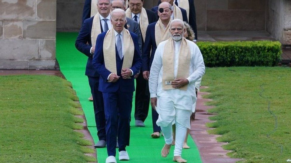 На раздаточном материале, предоставленном Индийским информационным бюро прессы (PIB), изображен премьер-министр Индии Нарендра Моди (спереди справа), идущий с президентом США Джо Байденом (спереди слева) и другими мировыми лидерами по прибытии к мемориалу Махатмы Ганди в Раджгате. Нью-Дели, Индия, 10 сентября 2023 г.
