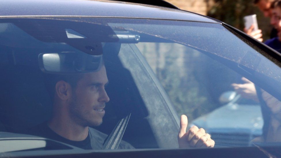 Gareth Bale giving a thumbs up