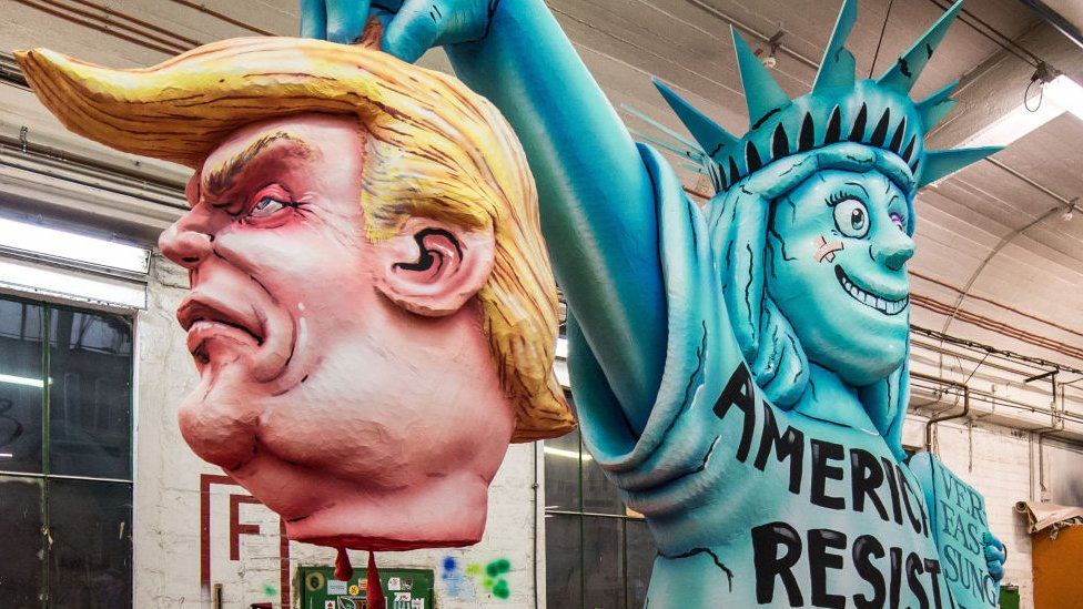 карнавал в германии - голова трампа и статуя свободы