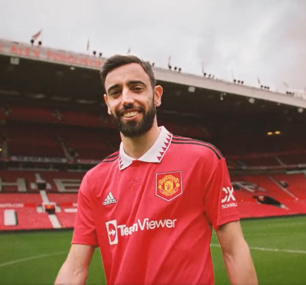 The collar is back - Manchester United unveil new home kit - BBC Sport