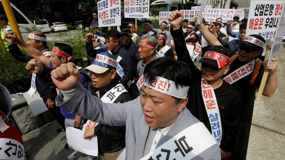 Workers from port-related organisations in Busan city shout slogans during a rally to plead with the government and creditors of Hanjin Shipping to map out measures to save the troubled shipper