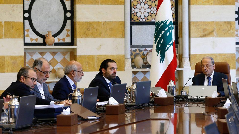 Lebanese President Michel Aoun (R) chairs a cabinet meeting with Prime Minister Saad Hariri (2nd R) at the Baabda palace (21 October 2019)