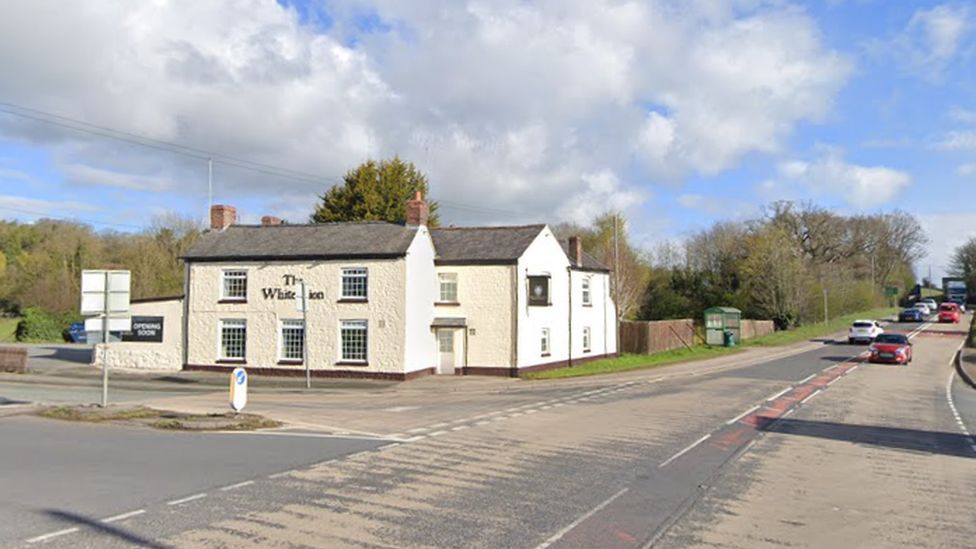 Toddler among five hurt in Llynclys crash - BBC News