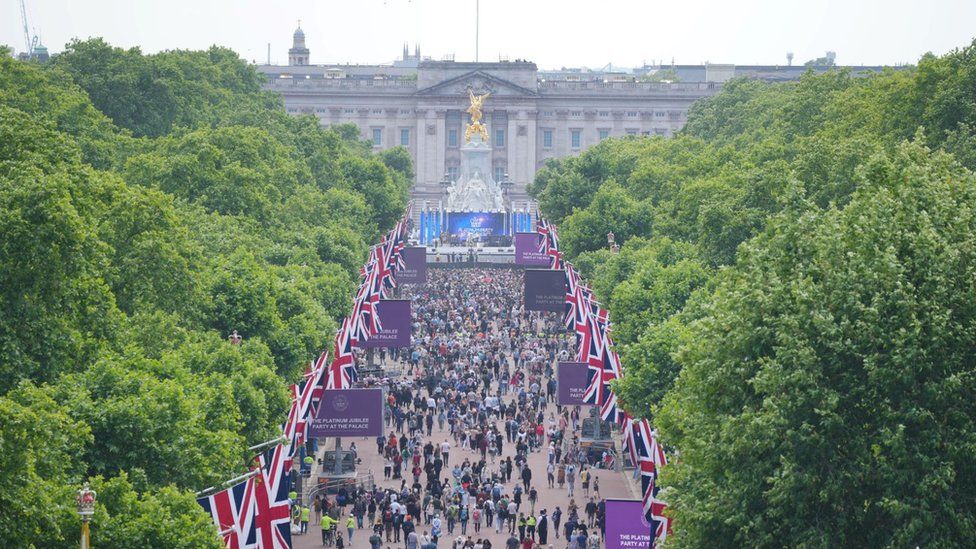 Crowds walking towards Buckingham Palace along the Mall