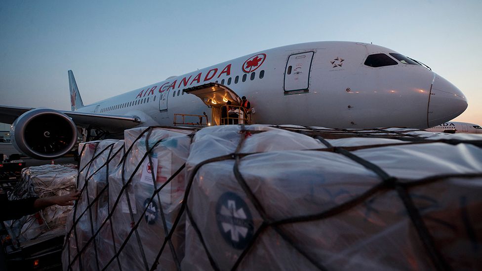 Toronto: a plane prepares to fly aid to Poland, where it will be delivered overland to Ukraine