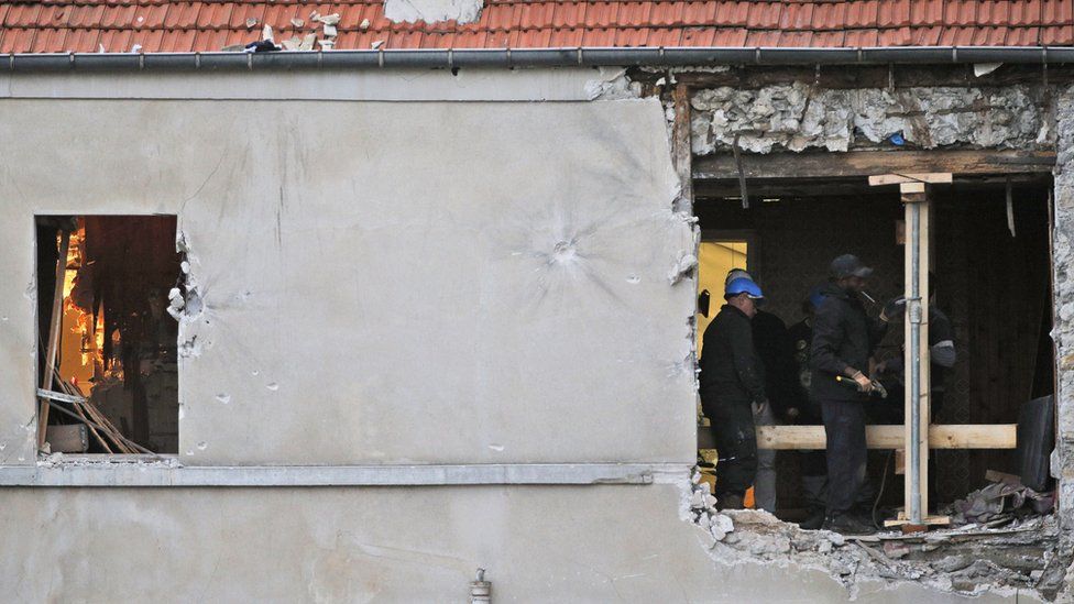 Police at scene of raid in Paris suburb of Saint Denis on 18 November 2015