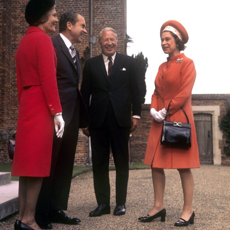 Королева Елизавета II с премьер-министром Эдвардом Хитом (второй справа) и президентом США Ричардом Никсоном и его женой Пэт Никсон в Чекерсе, Бакингемшир