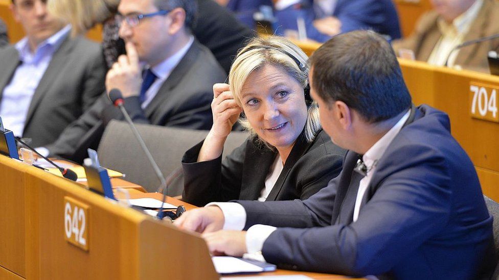 Марин Ле Пен покинула Европейский парламент в 2017 году, чтобы занять пост депутата от Франции