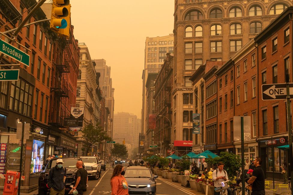 Blick auf die dunstige Skyline von New York City bei schlechter Luftqualität aufgrund von Rauch aus kanadischen Waldbränden, der vom Wind hereingetragen wird, am 7. Juni 2023