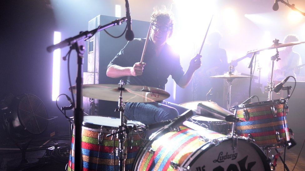 The Black Keys drummer Patrick Carney dislocates his shoulder
