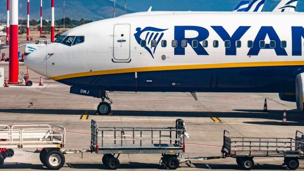 Самолет Ryanair на взлетно-посадочной полосе в Греции.