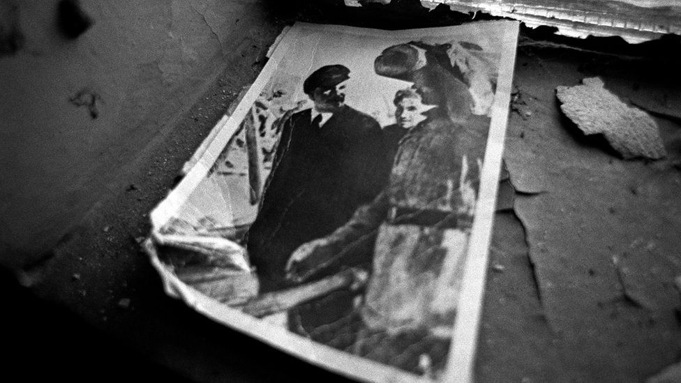 A small black and white photograph of Lenin in a flat in Pripyat.