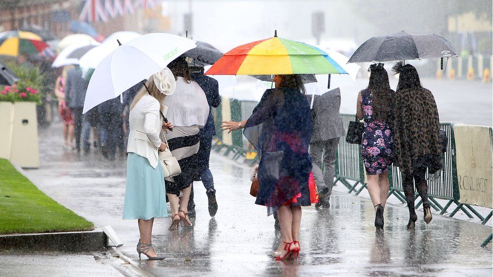 Royal Ascot: Racegoers brave rain at first day of event - BBC News