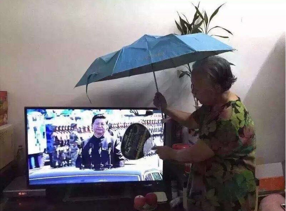 Weibo post showing a grandmother fanning Xi Jinping on television