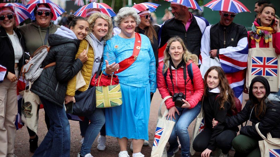 Jubilee revellers with a lookalike of the Queen in central London