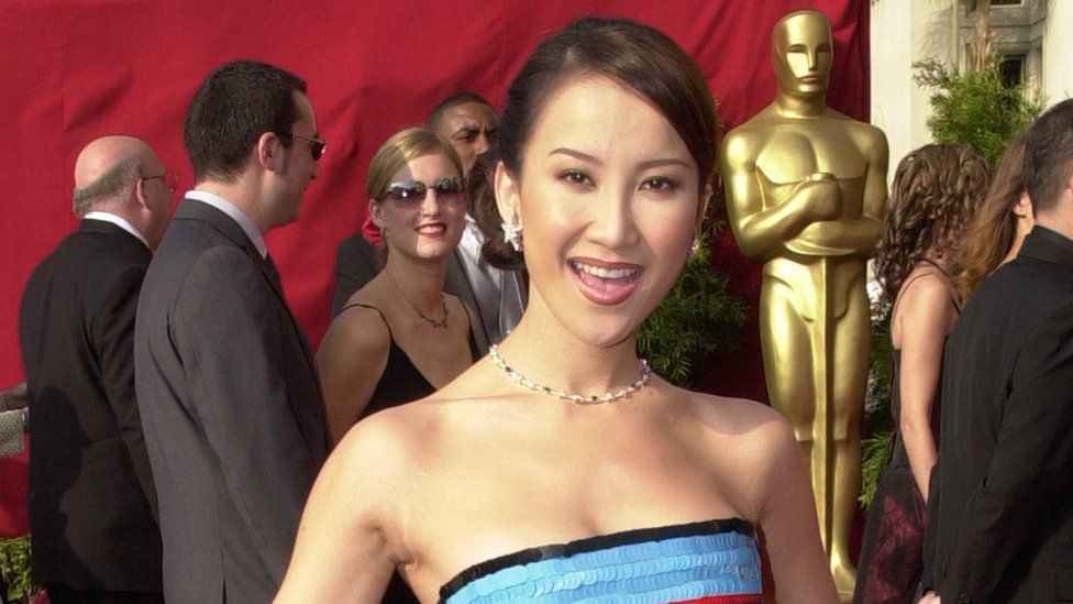 La cantante Coco Lee llega a la 73 edición de los Oscar el 25 de marzo de 2001 en el Shrine Auditorium de Los Ángeles