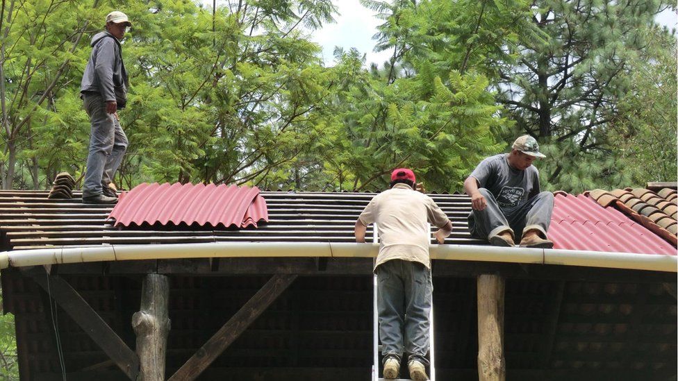 Onduline roof installation in Mexico