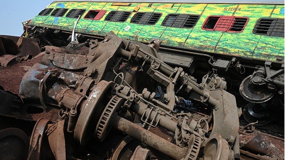 Një karrocë e dëmtuar shihet mes rrënojave në vendin e aksidentit të një përplasjeje tre trenësh pranë Balasore, rreth 200 km (125 milje) nga kryeqyteti i shtetit Bhubaneswar në shtetin lindor të Odisha, më 3 qershor 2023.