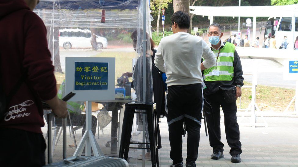 香港中文大学港铁大学站入口之校方检查站(6/1/2020)