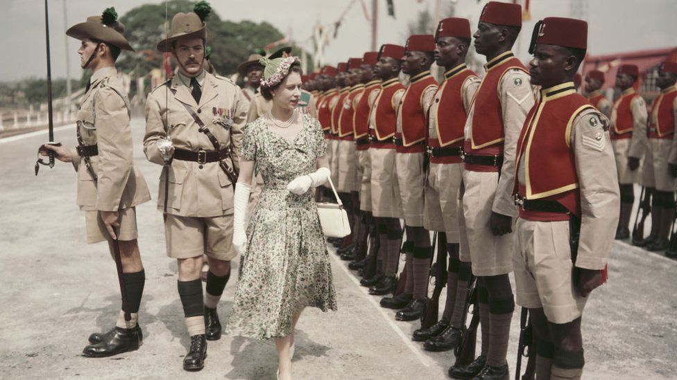 Королева Елизавета II инспектирует солдат недавно переименованного Королевского нигерийского полка Королевских западноафриканских пограничных войск в аэропорту Кадуна, Нигерия, во время своего турне по Содружеству, 2 февраля 1956 г.
