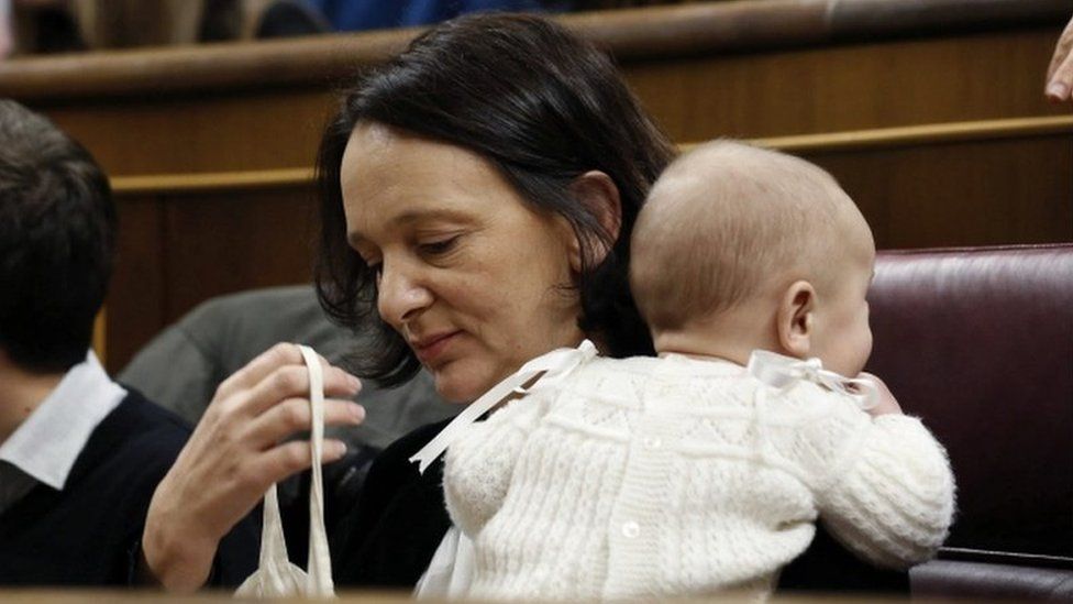 Carolina Bescansa with her baby in Spain's parliament