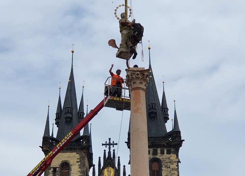 Statue being lowered in Prague