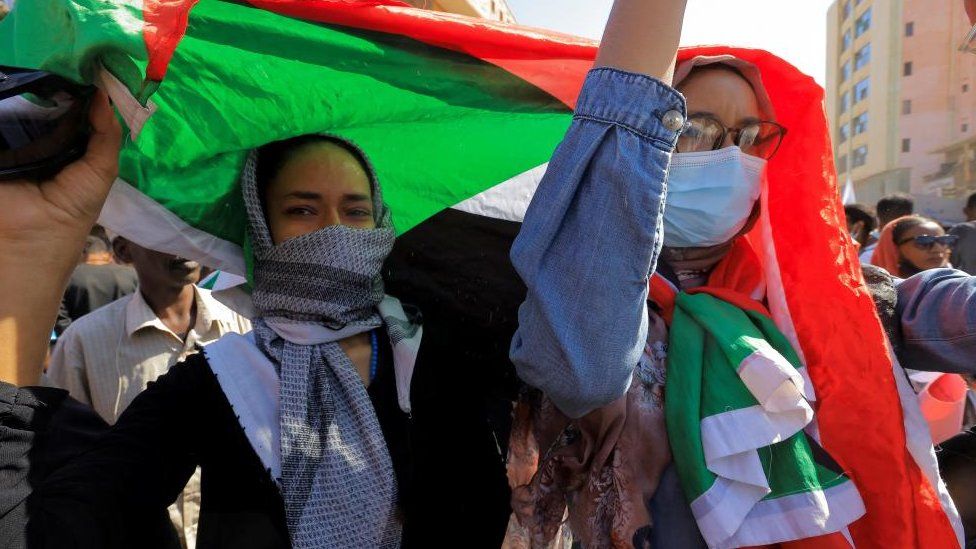 Протестующие маршируют во время митинга, посвященного четвертой годовщине восстания, свергнувшего бывшего лидера Омара аль-Башира в Хартуме, Судан, 19 декабря 2022 г.