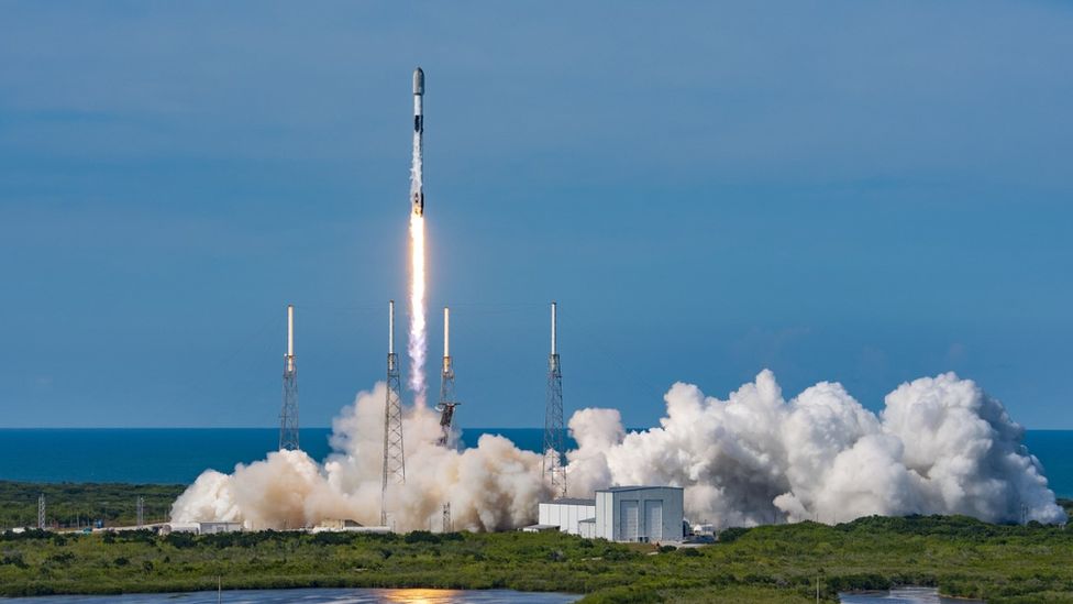 Ракета SpaceX стартовала с мыса Канаверал со спутниками Starlink.